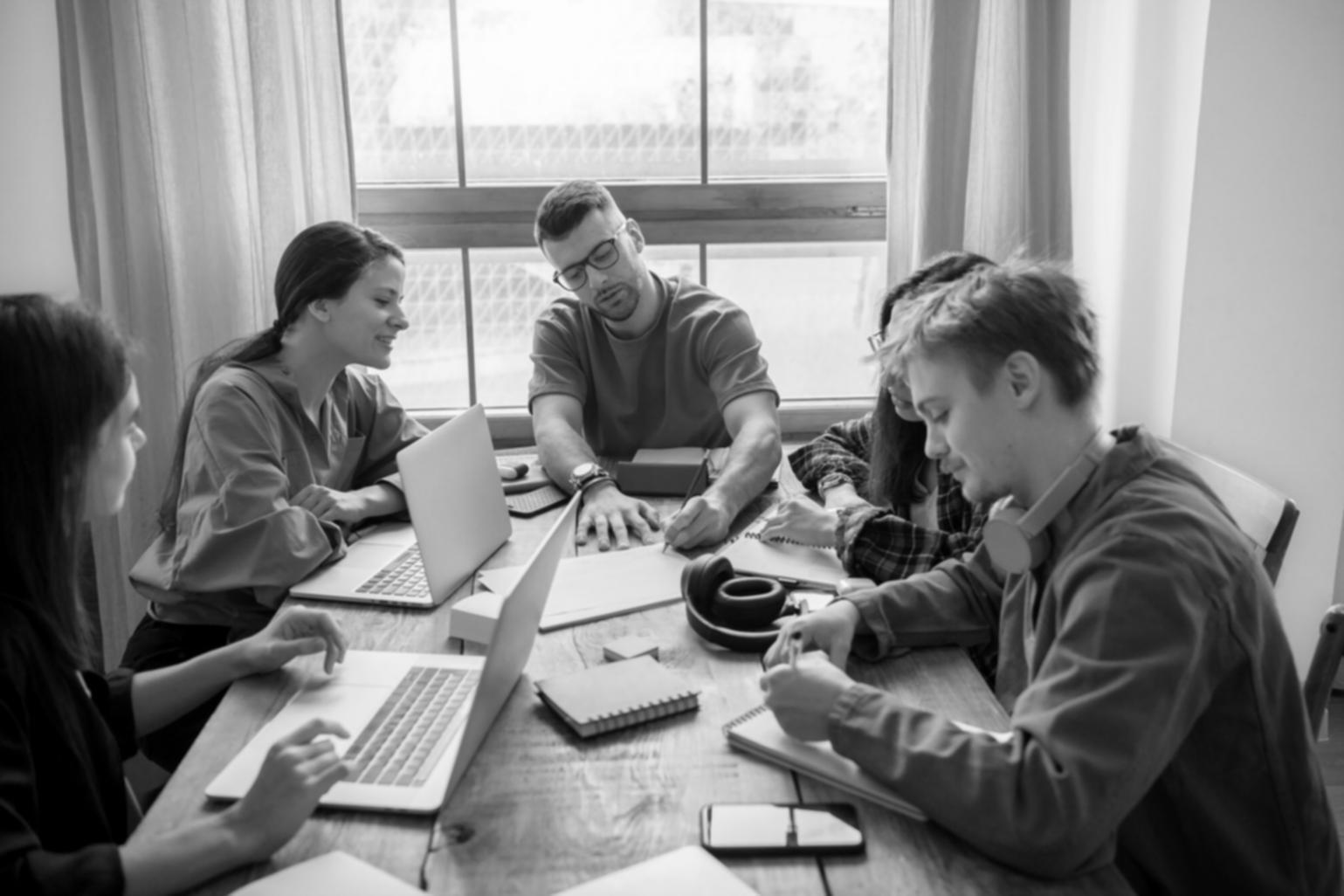 Espace de travail organisé avec outils de gestion budgétaire